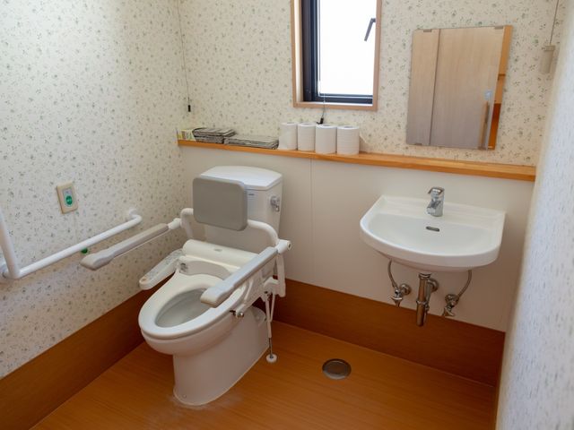 バリアフリー設計のトイレ トイレ 手すり付きのトイレは安心してご利用いただける設計になっており、快適な日々をサポートします。