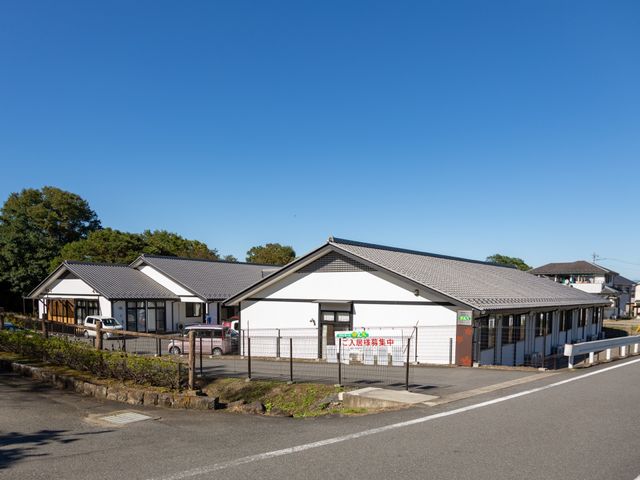 青空背景の建物外観 外観 広々とした外観の建物は、清潔感があり、閑静な環境にあります。日当たりが良く、訪れる方々に安心感を提供できる空間です。