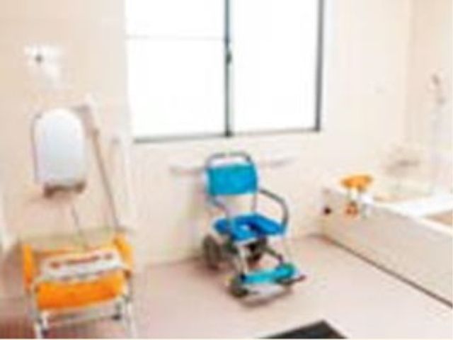 浴室の安全な椅子設備 浴室 清潔感のある浴室には、滑りにくい椅子や手すりが完備され、利用者の安全を考慮した作りになっています。