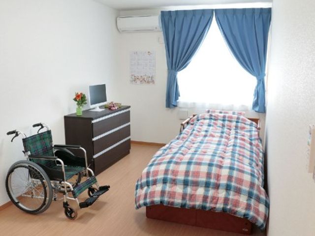 明るい個室の居室 居室2 広々とした清潔感のある個室です。窓から自然光が差し込み、心地よい環境で生活できそうです。