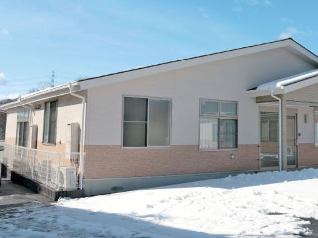 雪景色のある外観 外観2 雪に囲まれた清潔感のある建物です。明るくゆとりのある環境でご勤務いただけます。