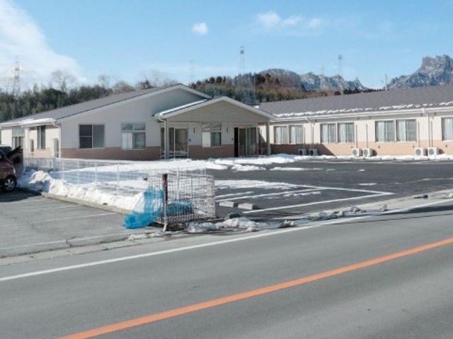 平屋建ての外観 外観3 開放感のある一階建て施設で、ゆとりを持って業務が行える環境です。自然に囲まれ、穏やかな景色が広がっている光景を望みながら勤務できます。