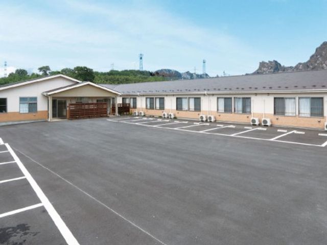 広々とした駐車場の外観 外観4 広い駐車スペースを有する清潔感のある建物です。職員や来訪者が気兼ねなく利用できる環境が整っています。