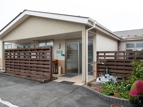 入口と植物が並ぶシーン