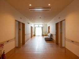 明るい廊下の風景