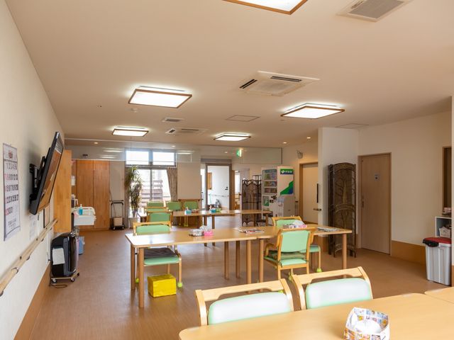 明るい共有ラウンジ 食堂 広々と開放感ある休憩スペースで、テレビや読書をお楽しみいただけます。スタッフとのコミュニケーションも取りやすい構造になっています。