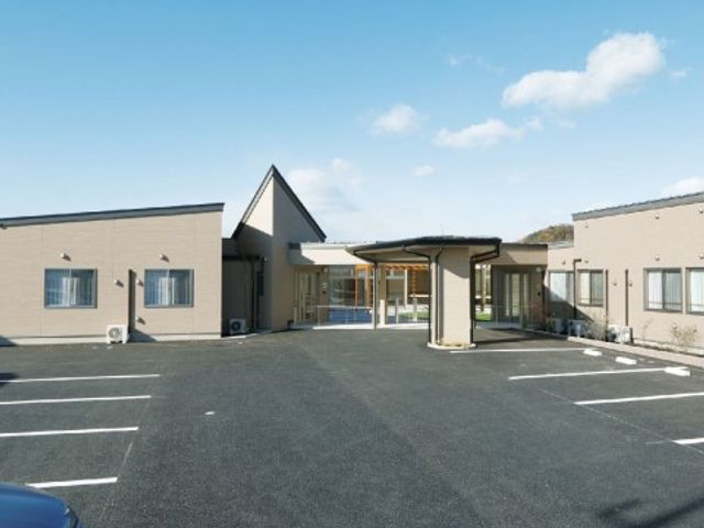広々としたエントランス外観 外観 広々とした駐車スペースのあるエントランスです。明るく開放的な雰囲気で、訪れる方を暖かく迎え入れます。