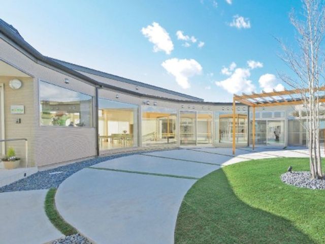 庭を囲む建物の回廊 外観 回廊で自然光が射し込む、開放感ある中庭です。天気の良い日には、そよ風を感じながら散歩をお楽しみいただけます。