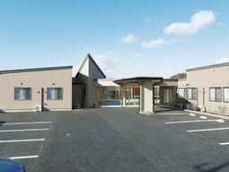 明るい施設の外観