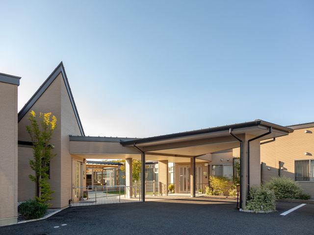 明るい日のエントランス風景 外観 開放的で明るいエントランスは、来訪者を優しく迎え入れます。清潔感あふれるこの空間から、施設での新しい一歩を始めませんか。