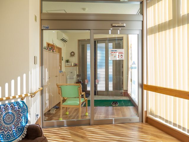 明るいエントランスの景色 玄関ホール 陽光が差し込む開放的なエントランスです。清潔な環境でお迎えする準備ができております。