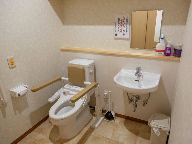 バリアフリー化されたトイレ トイレ 手すり付きのトイレは、ご高齢の方や体の不自由な方にも安心してご利用いただける設計です。清潔感があり、掃除しやすい構造になっております。