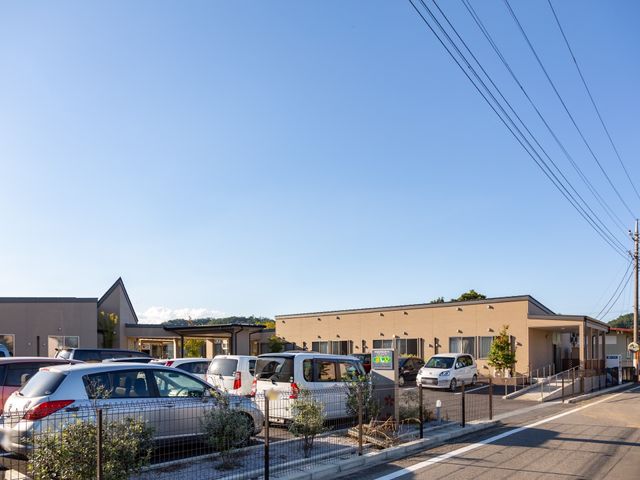 広々したキレイな外観 駐車スペース 自然光がたっぷり入るモダンなデザインの建物です。清潔感あふれる環境での就労をご希望の方には最適です。