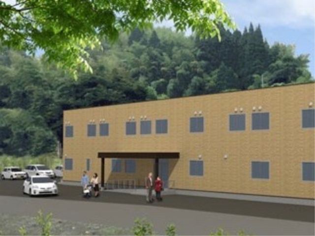 緑豊かな施設外観 外観 自然に囲まれた落ち着いた雰囲気の建物で、入口付近には来訪者とスタッフが明るい表情で歩いています。運転手も待機しており、アクセスも良好です。