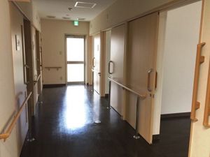 手すり付きの明るい廊下