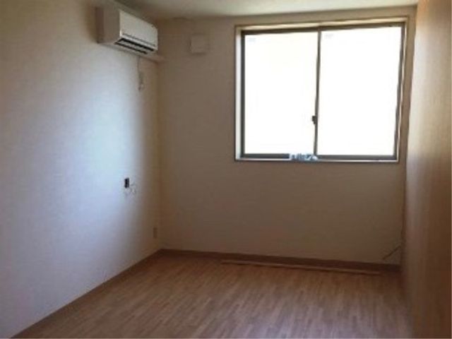 明るい空間の個室 居室 落ち着いた色のフローリングが特徴の個室です。自分らしい生活空間をご自由にアレンジいただけます。
