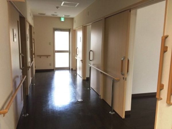 明るい手すり付き廊下