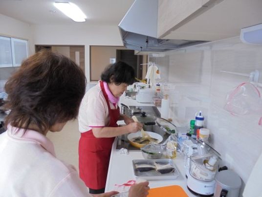 調理する人々のキッチン