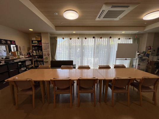 明るい部屋のテーブル