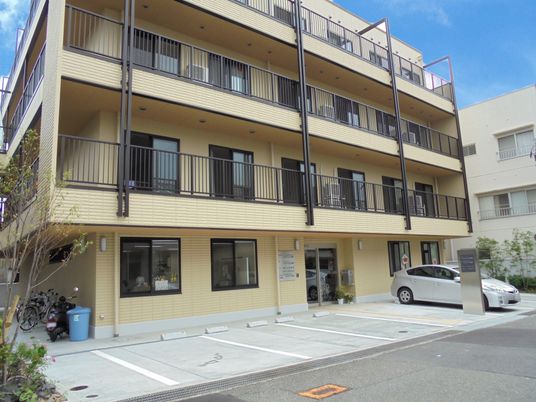 黄色い建物の外観