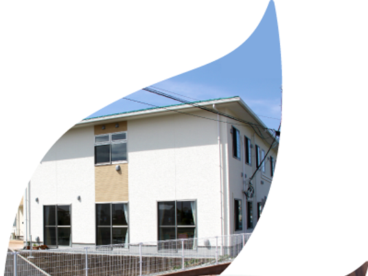 白い二階建て外観  