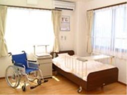 明るい居室の様子