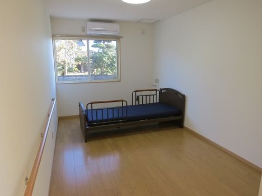 明るい個室の居室