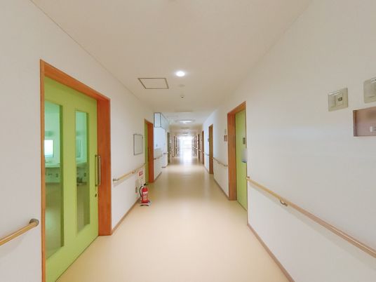 清潔で広々とした廊下