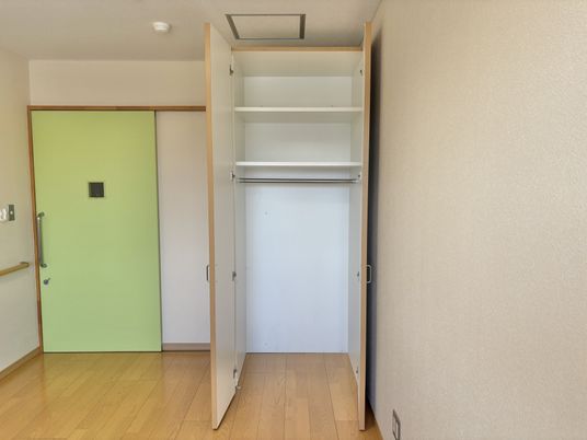 明るい居室のクローゼット