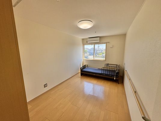 居室のベッド側