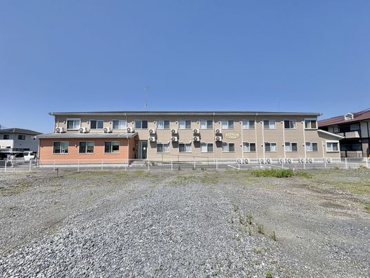 広大な敷地の建物外観