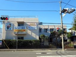 施設外観の明るい日中