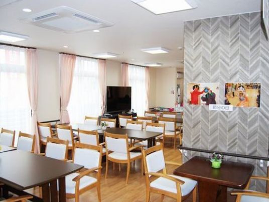 ダイニングルームの明るい風景