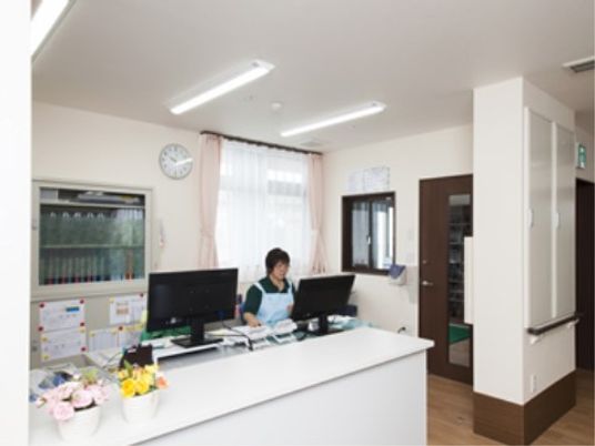 フロントで仕事する人