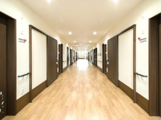 明るく清潔な廊下