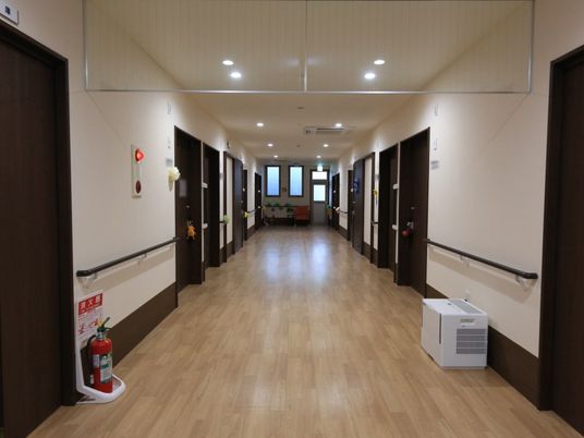 手すり付きの明るい廊下