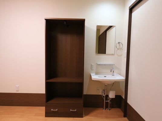 清潔な洗面台とクローゼット