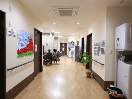 明るく広い施設の廊下