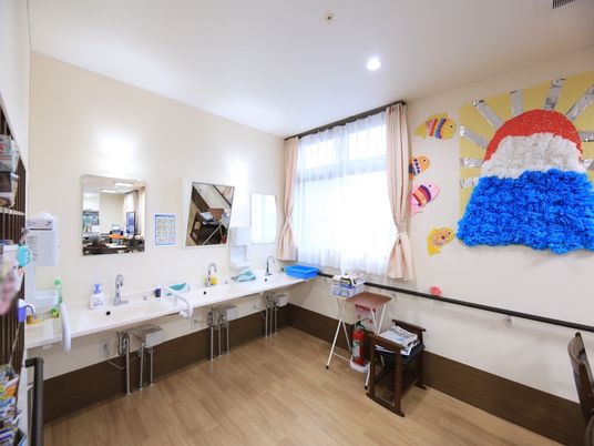 清潔な洗面台の並び