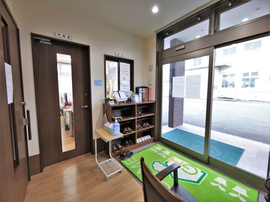 エントランスの清潔な空間