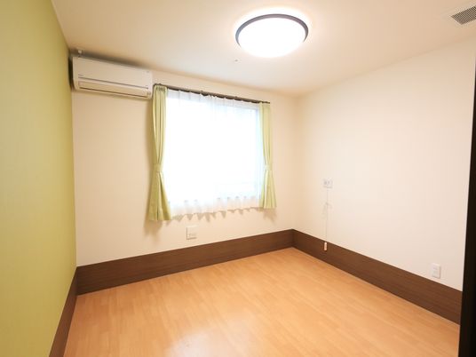 シンプルな居室の空間