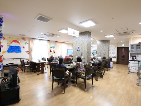 広々とした明るい食堂