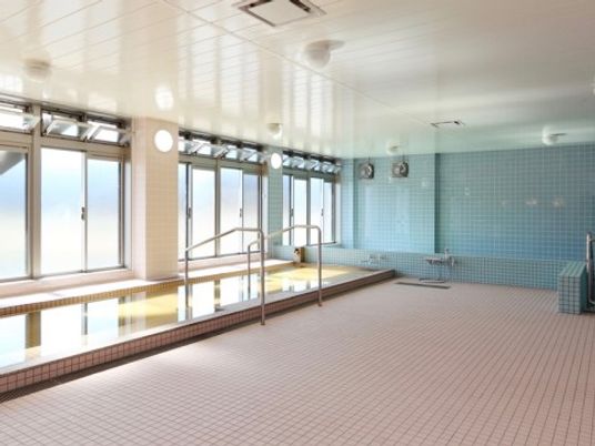 広々とした明るい浴室