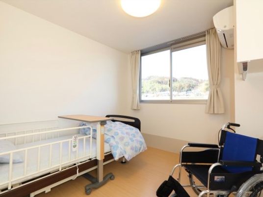 明るい居室と車椅子