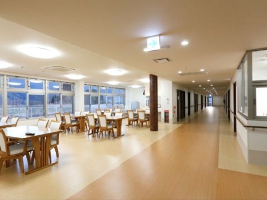 広々した明るい食堂