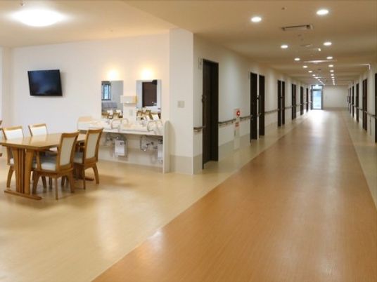 広々とした清潔な廊下