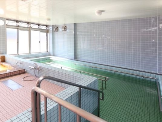 清潔な設備の浴室