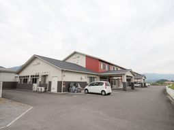 広々とした建物の外観