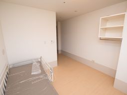 ベッドと棚のある部屋