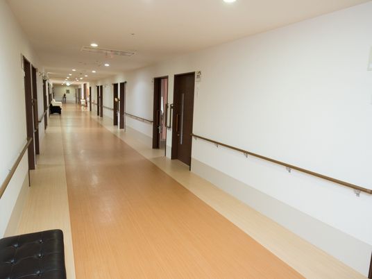 明るい廊下の風景